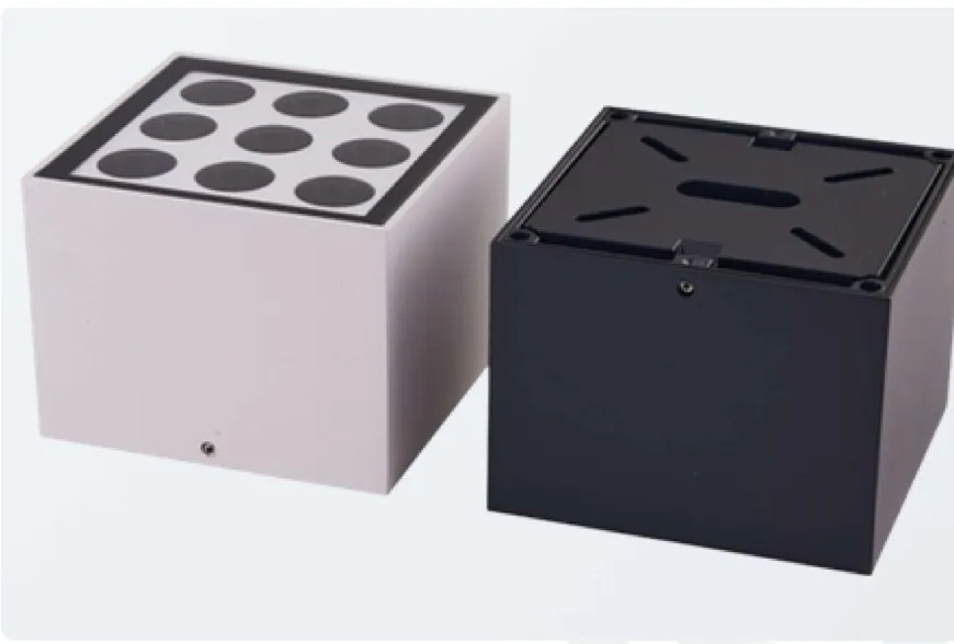 DLA006CA — Plafonnier cube LED en saillie IP65 18W