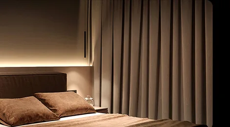 Scène Nuit — Éclairage tamisé et rideaux fermés pour un sommeil profond.